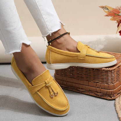 Mocasín de ante con pompon elegante