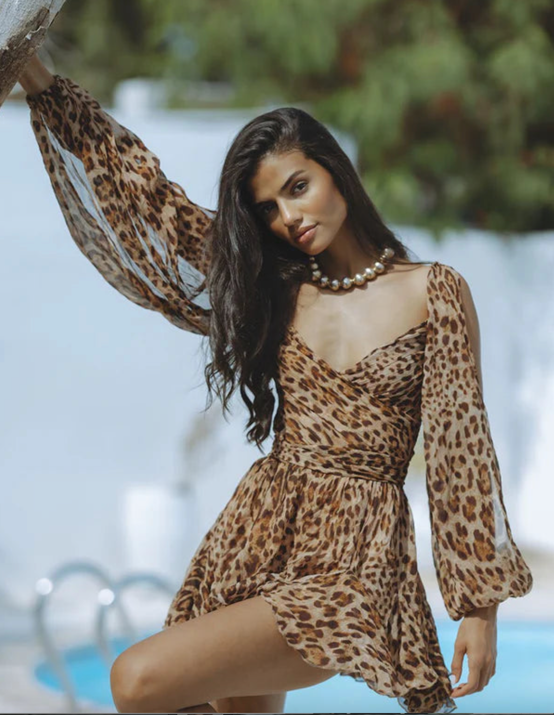 Vestido Valeria Elegante con Mangas Sueltas y Escote en Pico