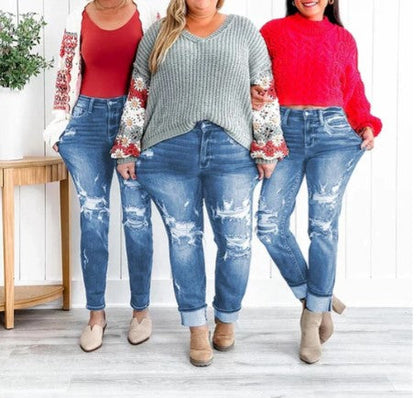 Vaqueros boyfriend rasgados con detalles femeninos