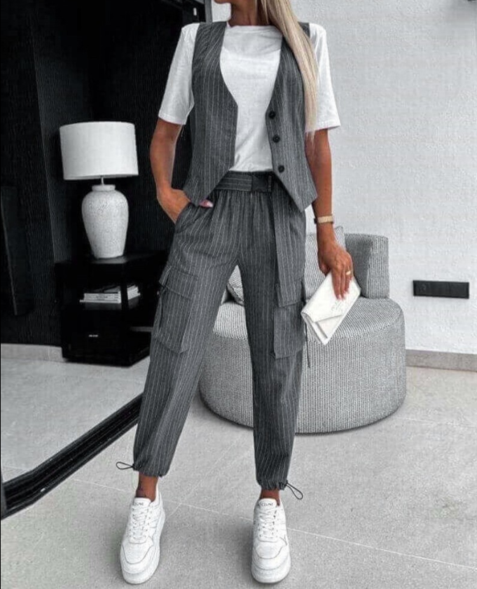 Pantalón y chaleco a rayas mujer elegante