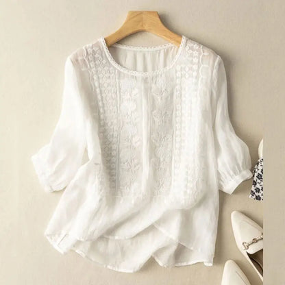 Blusa ligera con bordados delicados y corte holgado