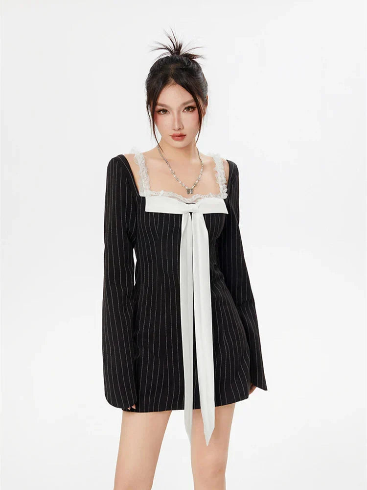 Vestido Mini de Encaje a Rayas Elegante