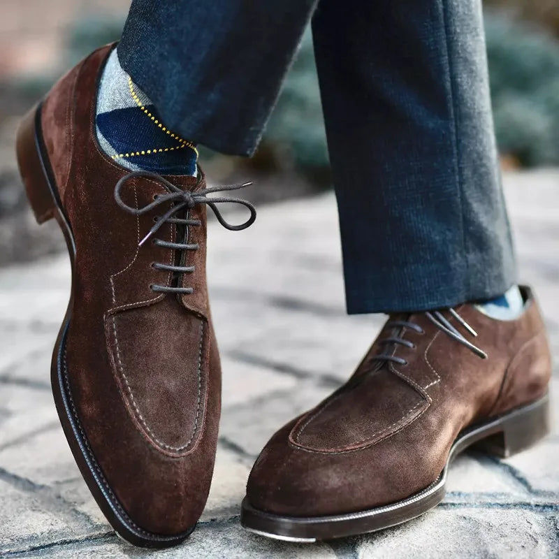 Zapatos de ante clásicos elegantes