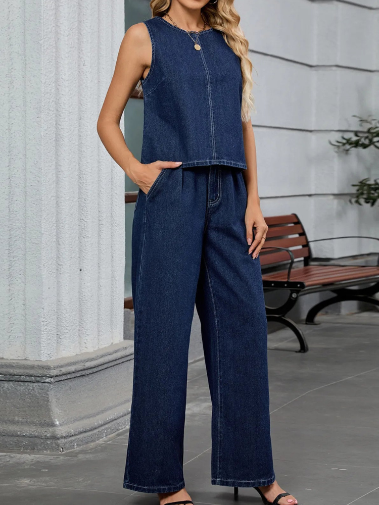 Pantalones vaqueros con tirantes y camiseta deportiva