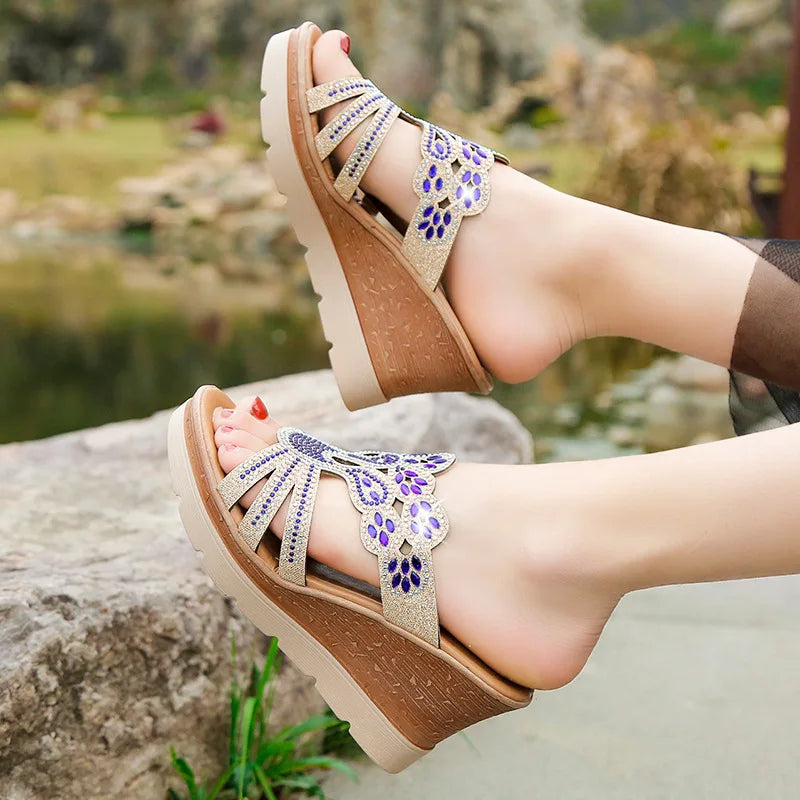 Sandalias de cuña brillantes con pedrería - Vestiria