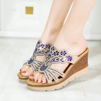 Sandalias de cuña brillantes con pedrería