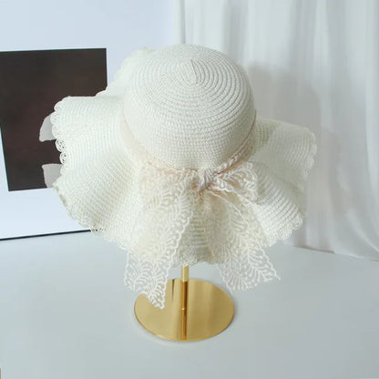 Sombrero de Paja Elegante con Toques de Encaje