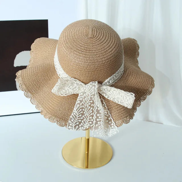 Sombrero de Paja Elegante con Toques de Encaje