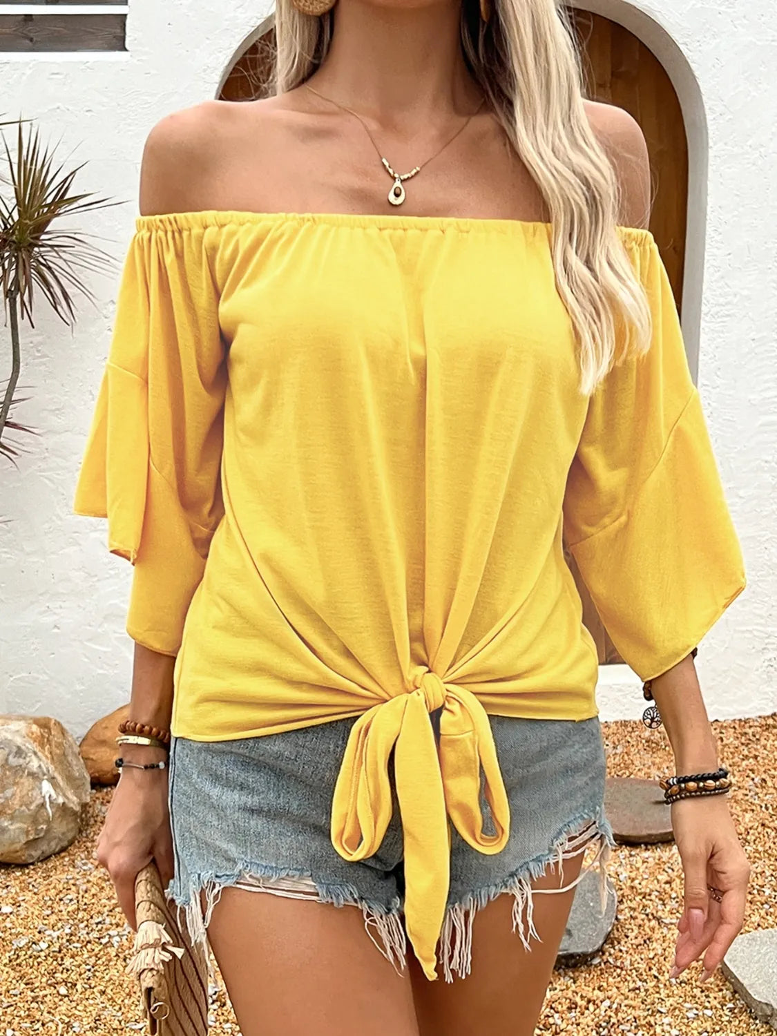 Blusa Elegante con Hombros Descubiertos y Cinturón
