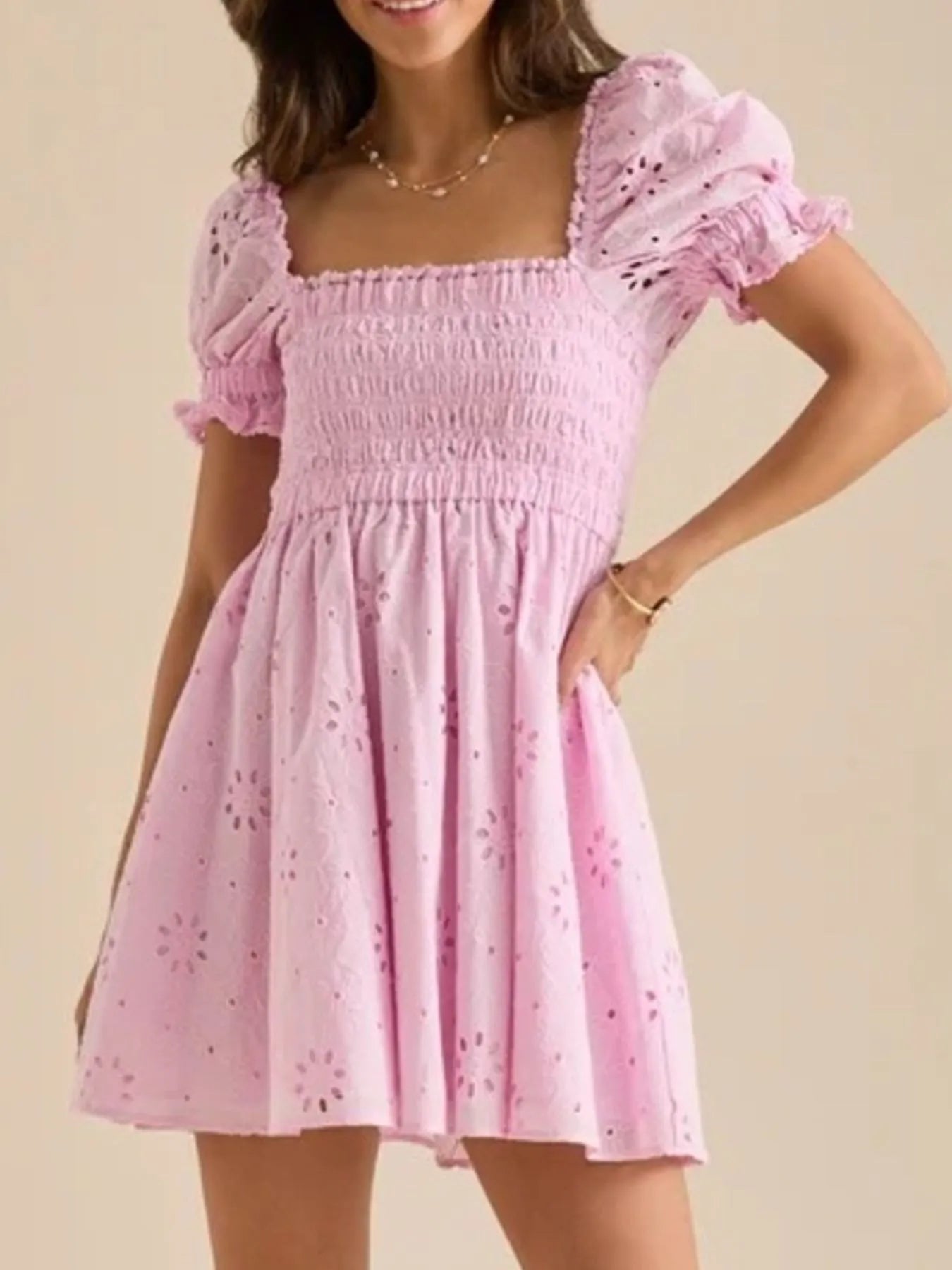Vestido Corto Festivo con Mangas Voladas - Vestiria