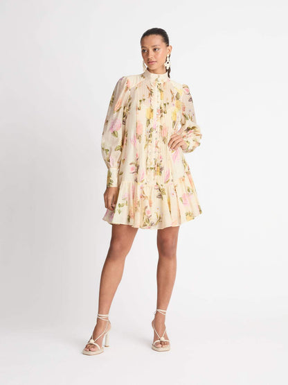Vestido Corto con Encaje Elegante