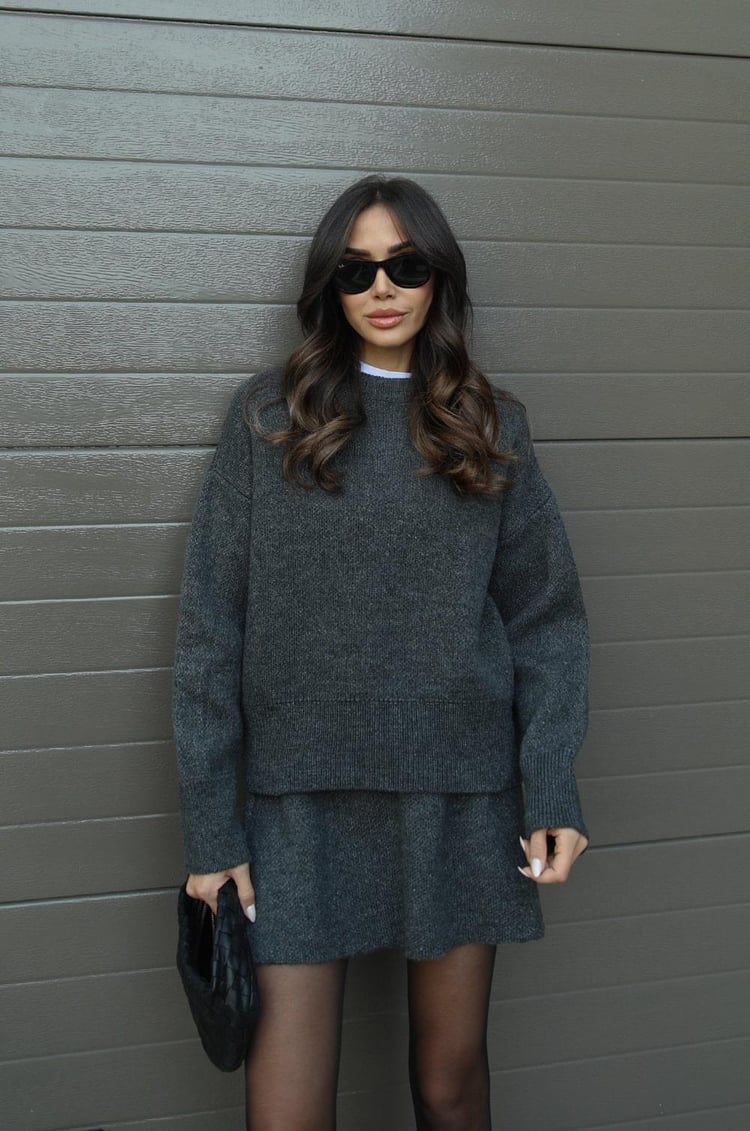 Conjunto Mujer Minifalda y Sudadera Grande