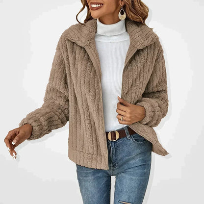 Chaqueta de mujer abrigada con forro polar y cuello alto