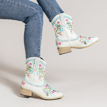 Botas de cuero con bordados elegantes