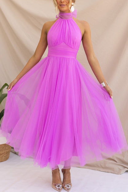 Vestido Midi Elegante con Escote Halter y Falda Aireada - Vestiria