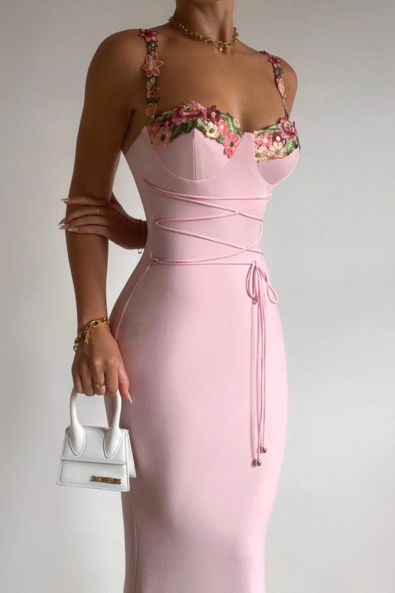 Vestido Midi Floral con Detalles Románticos - Vestiria