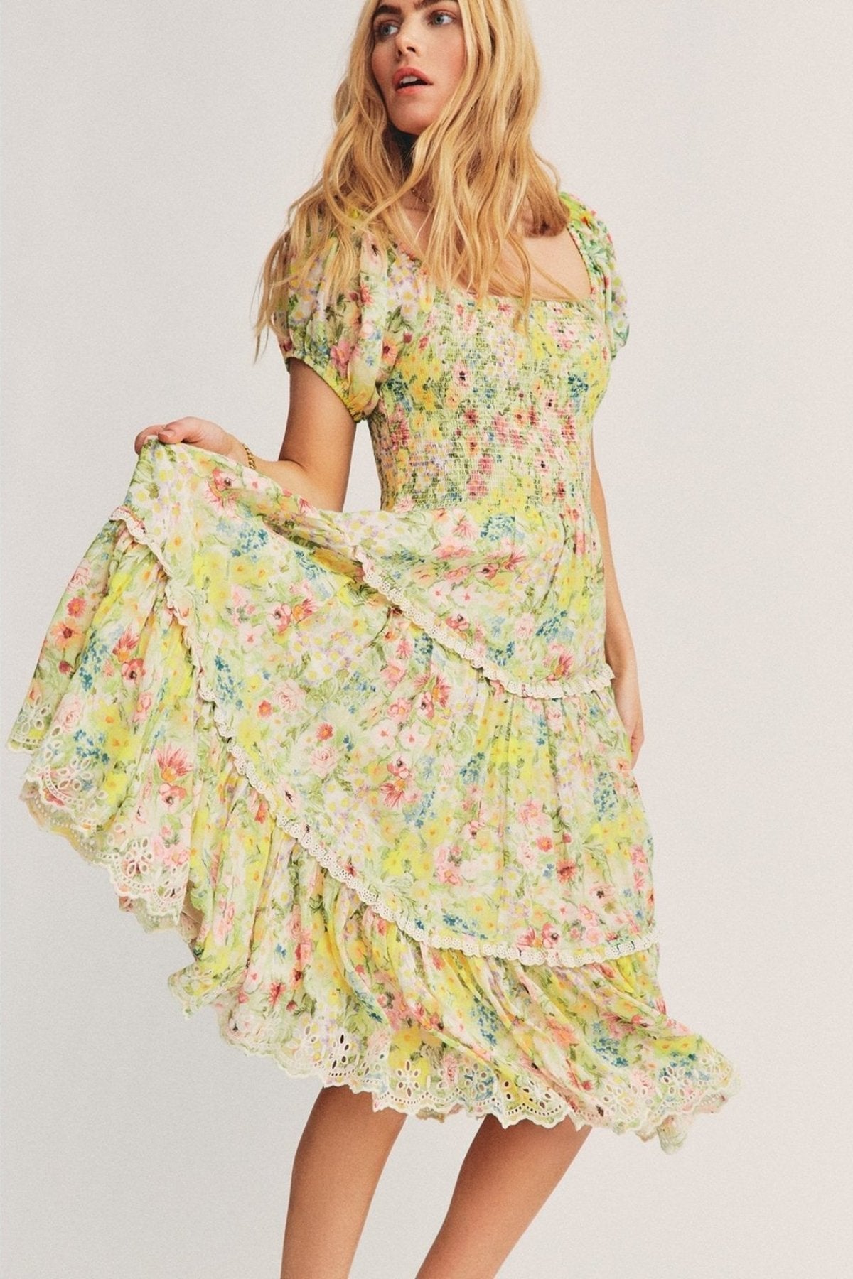 Vestido Midi Floral con Encaje Elegante - Vestiria