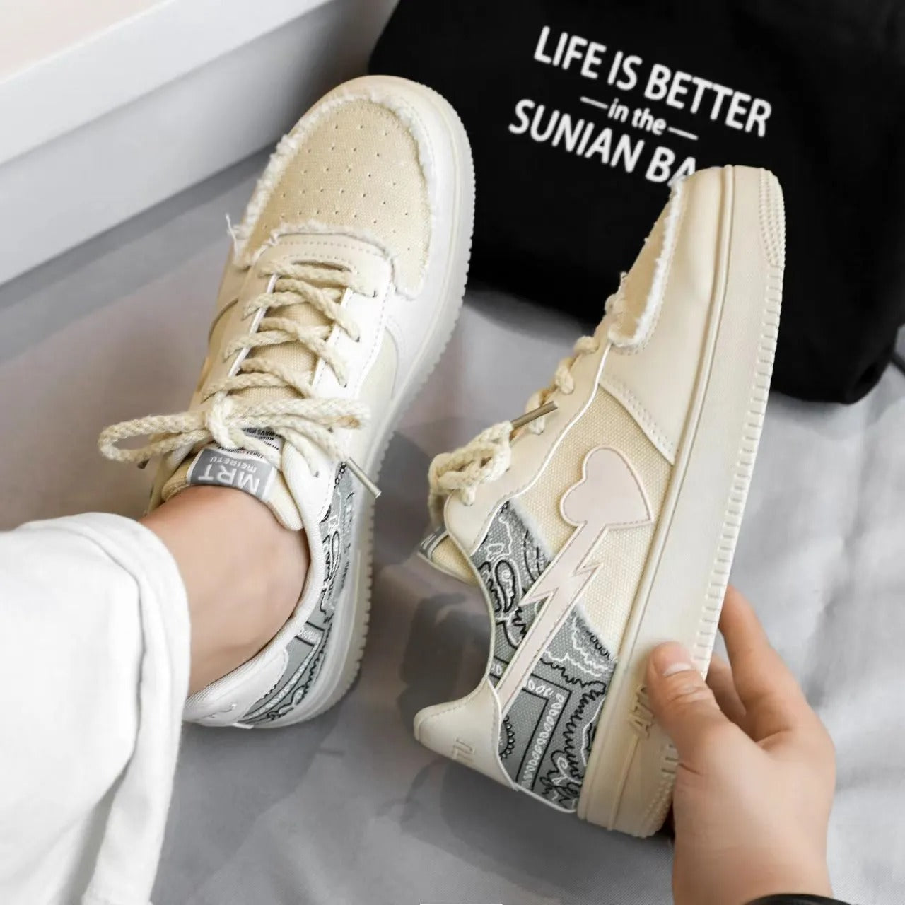 Zapatillas Mujer Estampado Florales Detalle Corazón - Vestiria