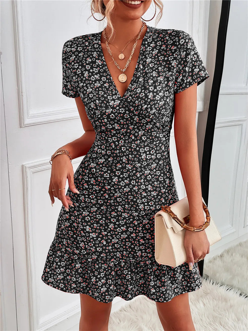 Vestido Floral Corto con Volantes y Escote en V - Vestiria