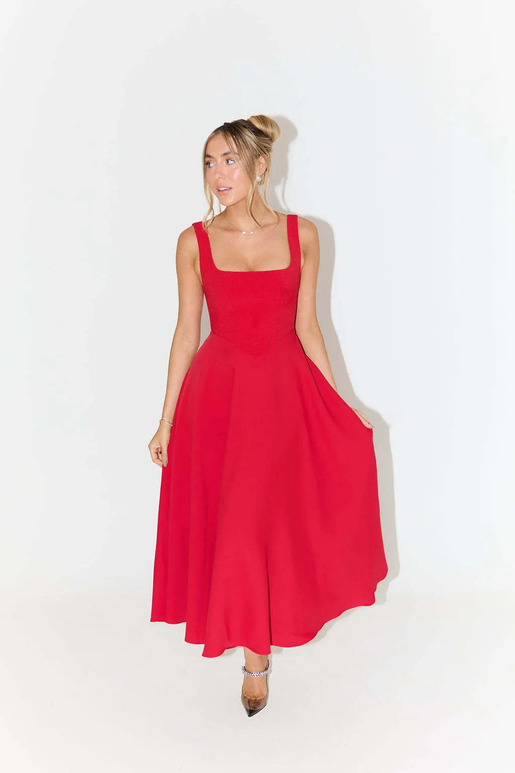 Vestido de tirantes elegante cintura marcada