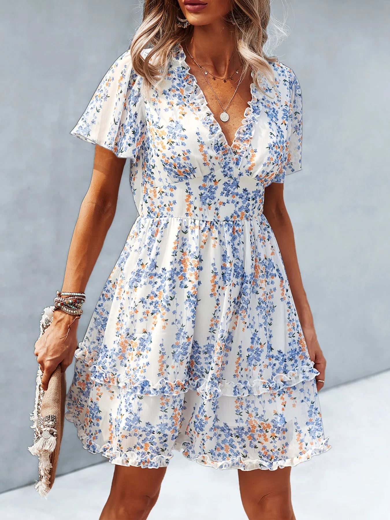 Vestido Corto Florado con Mangas Voladas - Vestiria