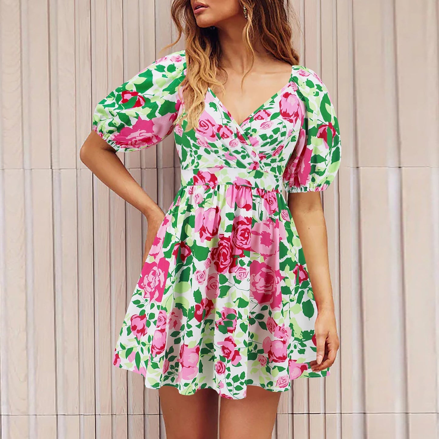 Vestido Florado Escote Pico Elegante