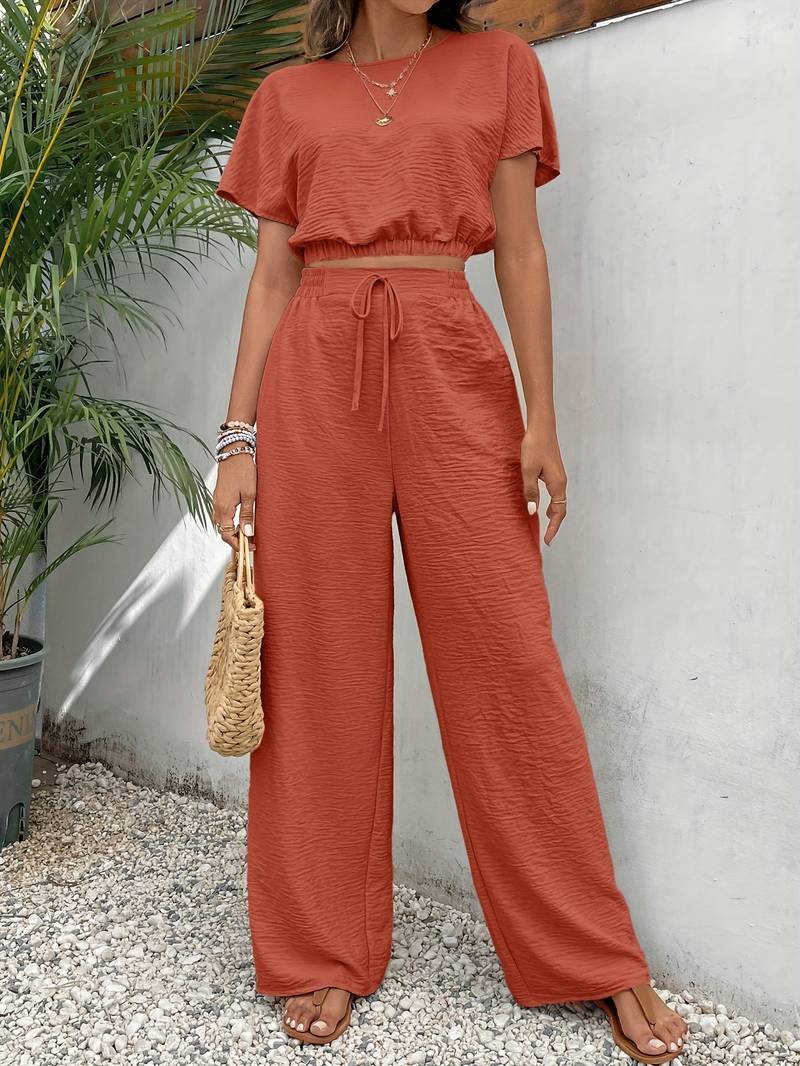 Camiseta Top Corta Estilo y Pantalón Cintura Alta