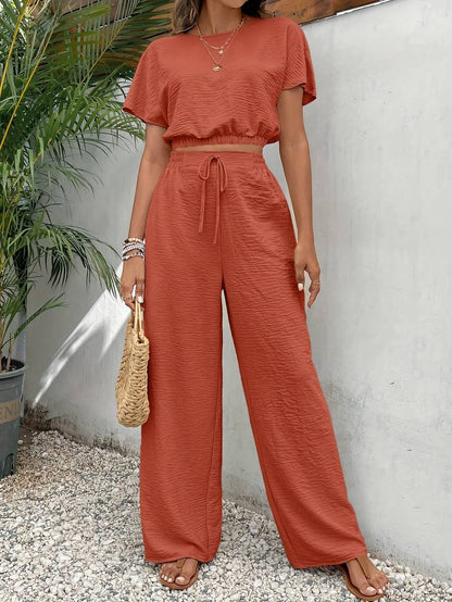 Camiseta Top Corta Estilo y Pantalón Cintura Alta
