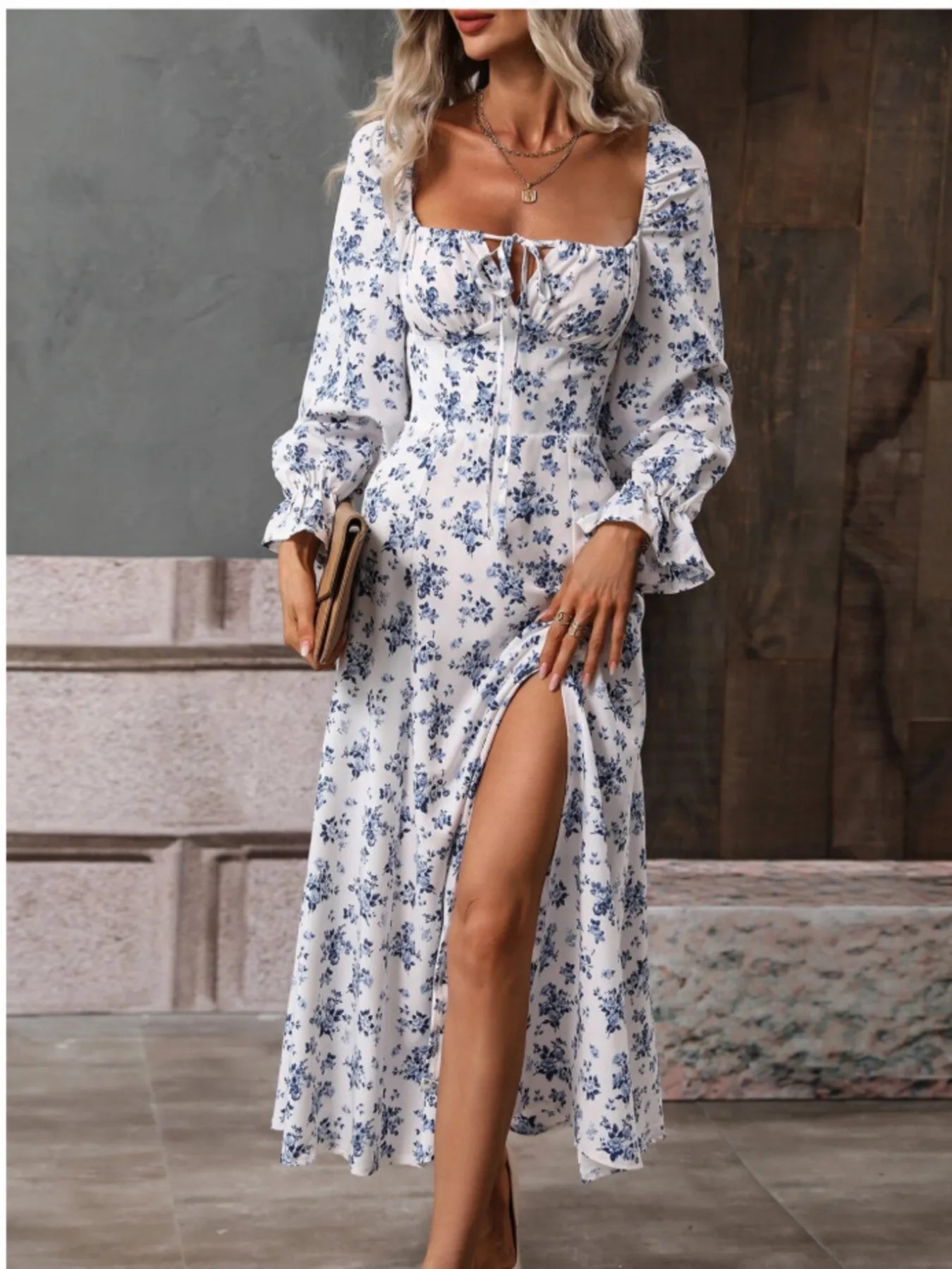 Vestido Floral con Mangas Amplias y Cuello Cuadrado - Vestiria