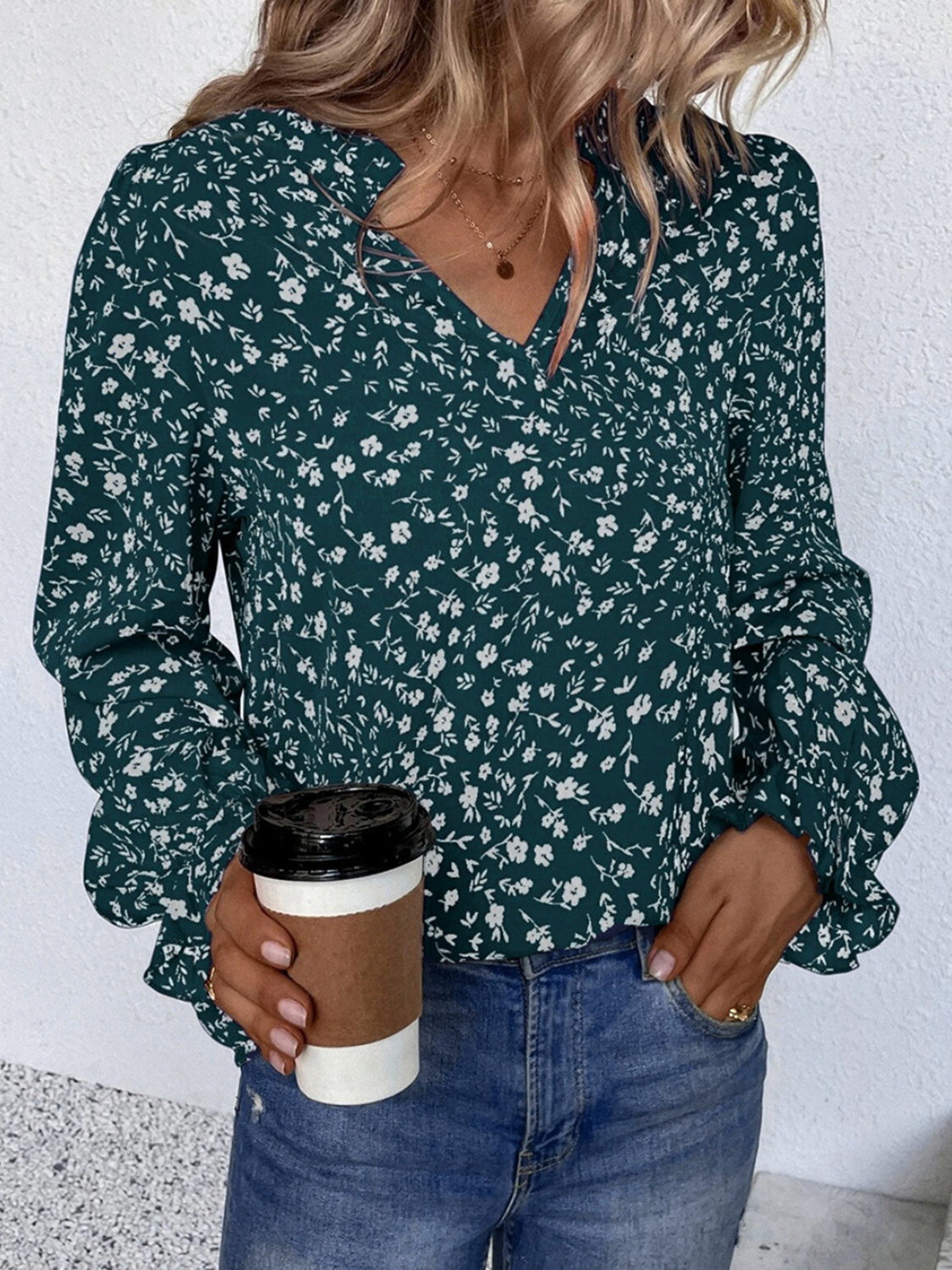 Blusa Floral Elegante con Volante y Cuello V - Vestiria