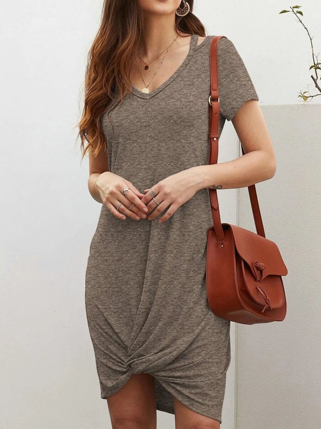 Vestido Verano Ligero con Cuello en V y Detalle Trenzado