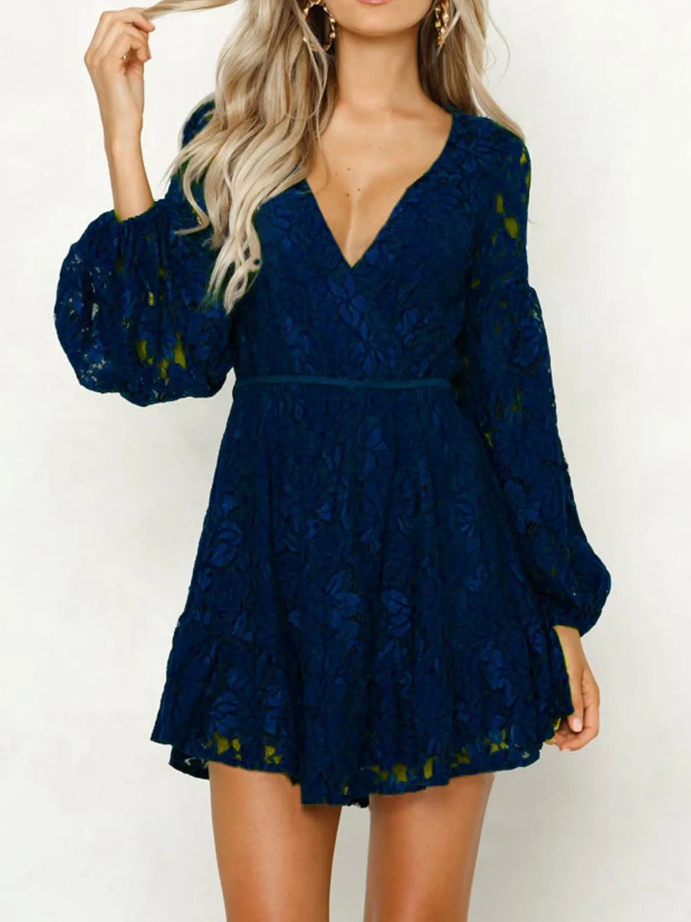 Vestido de Encaje Corto y Elegante con Escote en V - Vestiria