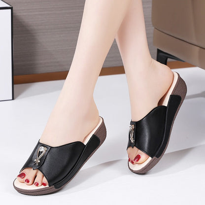 Sandalias Mujer Cuero Brillante con Detalle Plateado