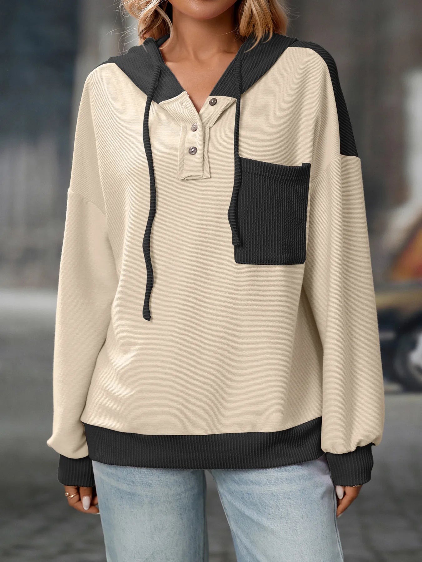 Chaqueta casual con capucha y cierre ajustable