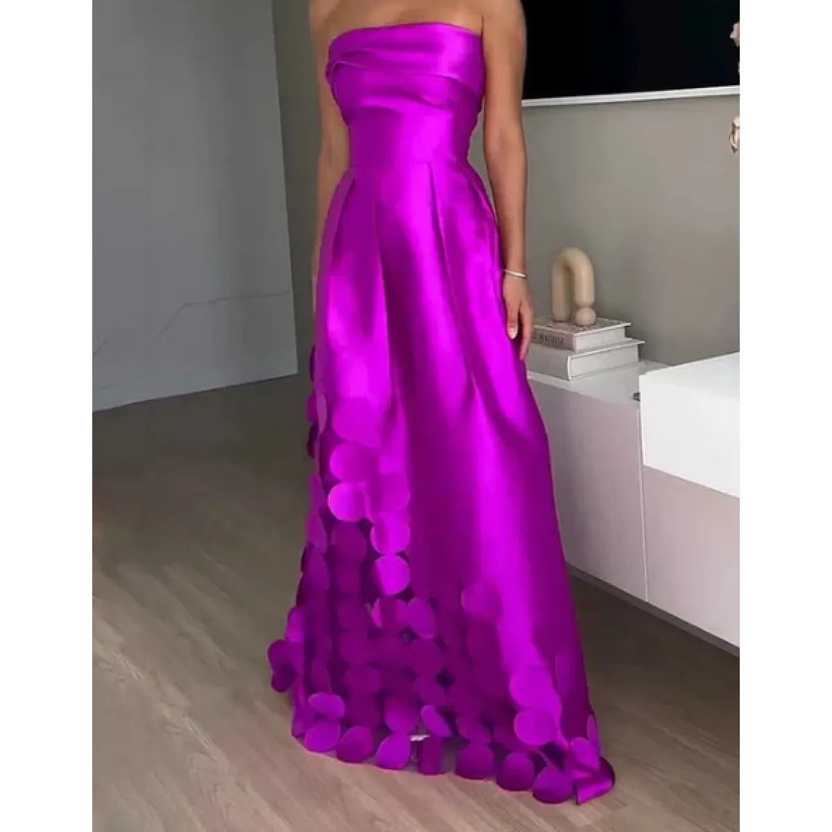 Vestido de mujer satén elegante sin tirantes con encaje