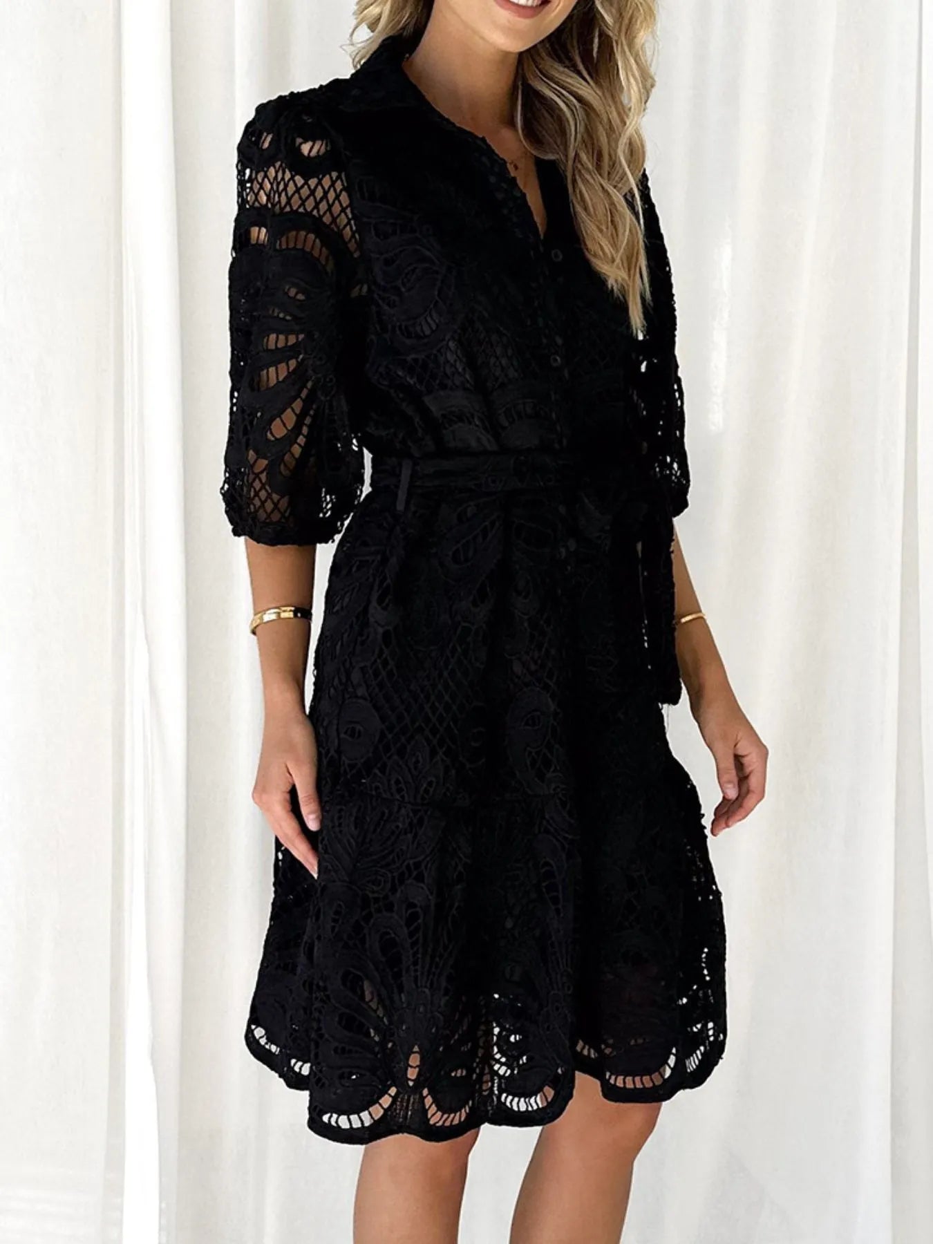 Vestido de Encaje Corto y Elegante con Cinturón - Vestiria