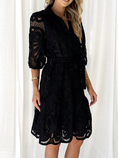 Vestido de Encaje Corto y Elegante con Cinturón - Vestiria