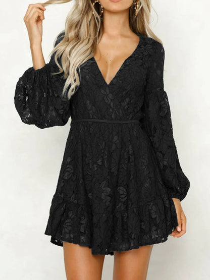 Vestido de Encaje Corto y Elegante con Escote en V