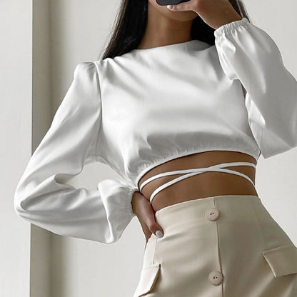 Blusa corta con lazos de seda elegante