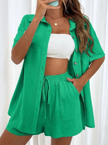 Conjunto deportivo polo amplio y shorts cómodos