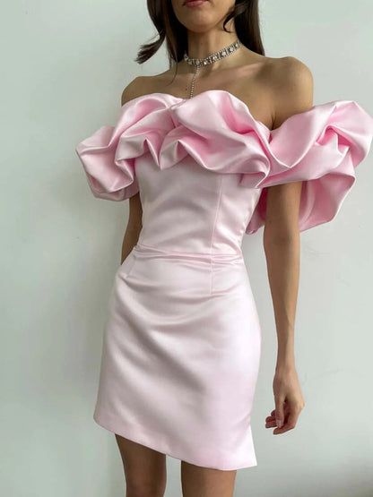 Vestido Satén Elegante con Volantes y Escote - Vestiria
