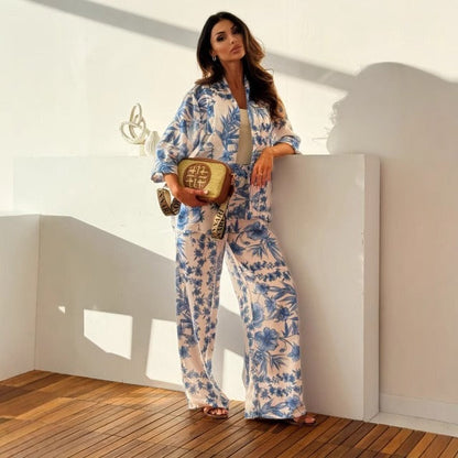 Pantalones rectos y blusa floral mujer elegante