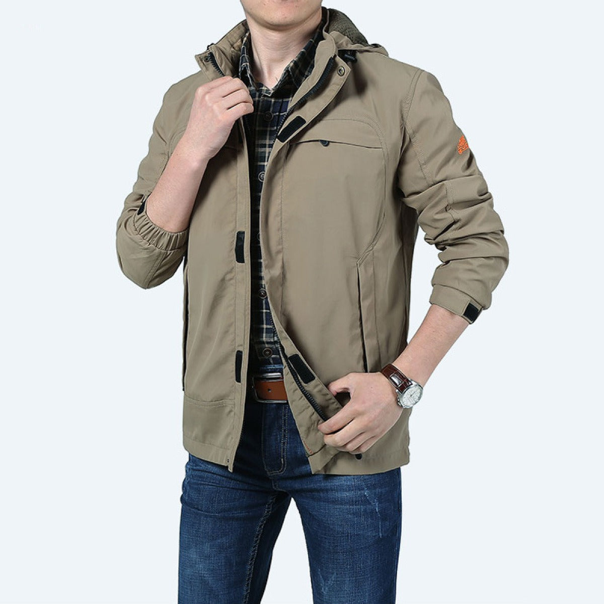 Chaqueta de hombre ligera y resistente al agua con bolsillos prácticos - Vestiria