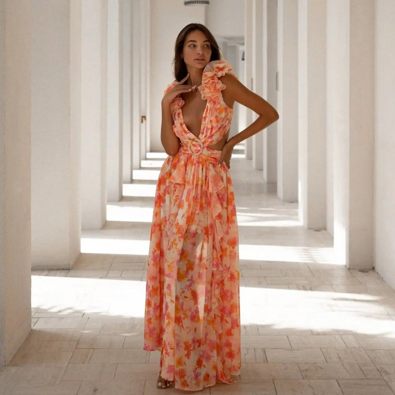 Vestido de mujer con volantes florales y escote en V