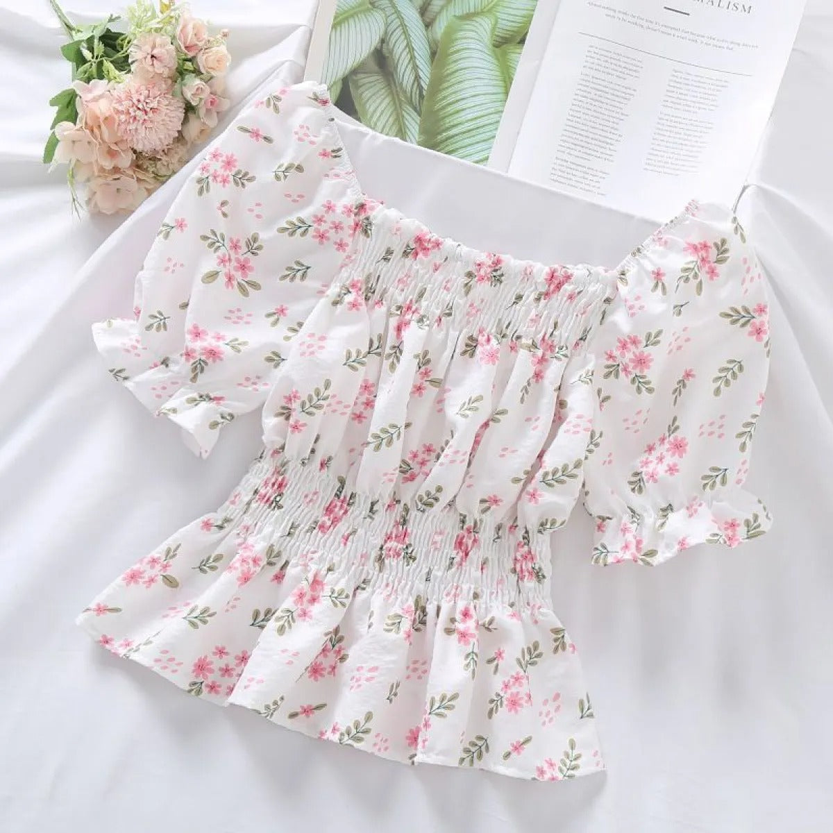 Blusa Floral Romántica con Volantes - Vestiria