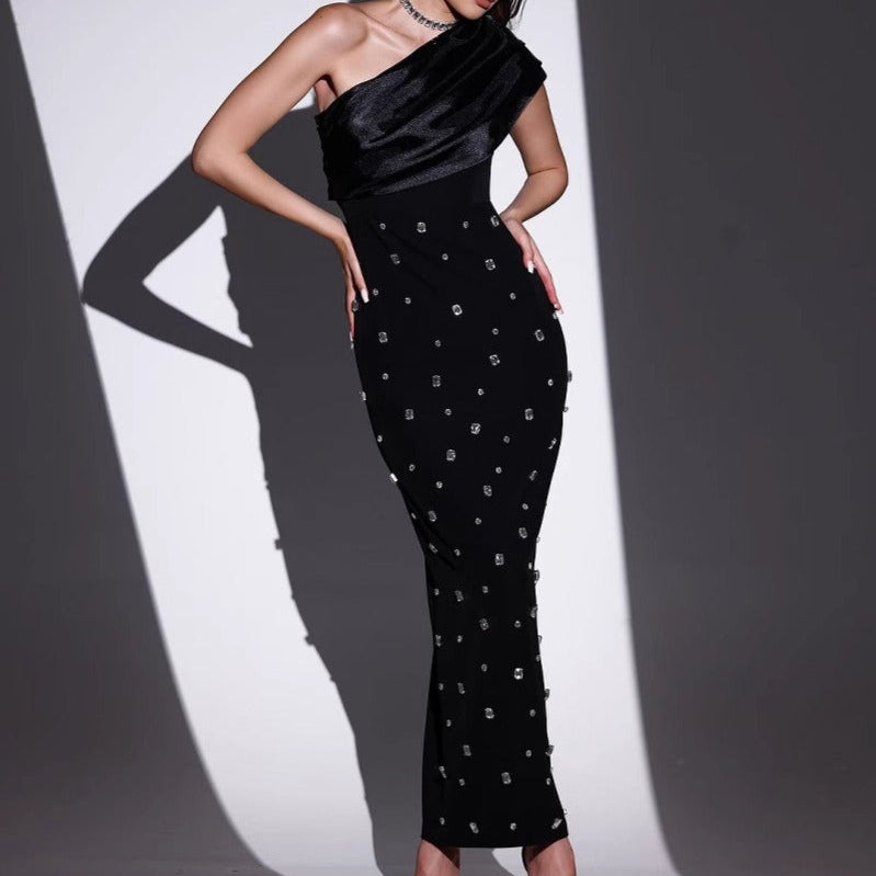 Vestido de Noche Elegante con Pedrería y Escote Asimétrico - Vestiria