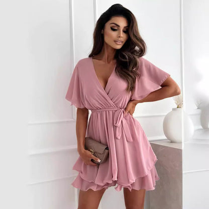 Vestido Femino Corto con Vuelo y Escote Profundo - Vestiria