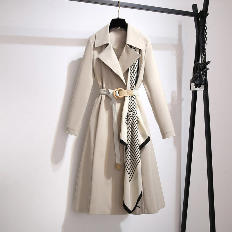 Abrigo Mujer Largo Elegante con Cinturón y Detalle Floral - Vestiria