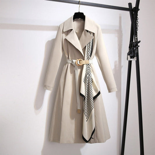 Abrigo Mujer Largo Elegante con Cinturón y Detalle Floral - Vestiria