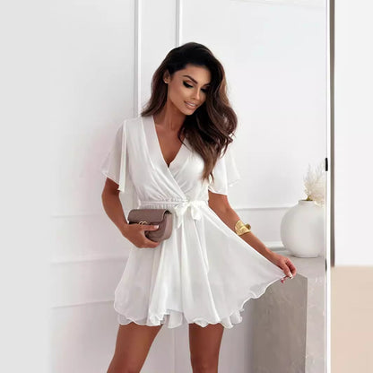 Vestido Femino Corto con Vuelo y Escote Profundo